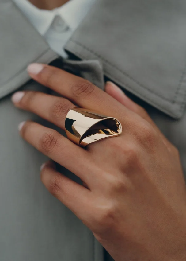 Bague drapée Éole, plaquée or 24 carats