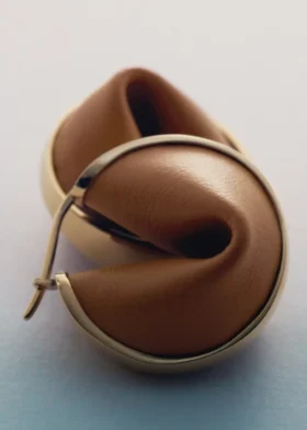 Boucles d’oreilles créoles Ormé, édition plaqué or avec cuir camel