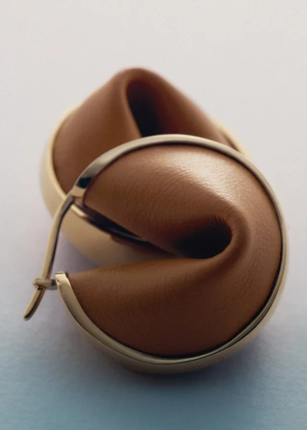 Boucles d’oreilles créoles Ormé, édition plaqué or avec cuir camel