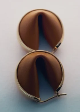 Boucles d’oreilles créoles Ormé, édition plaqué or avec cuir camel