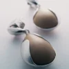 Boucles d’oreilles Ormé, édition argent rhodié avec cuir taupe