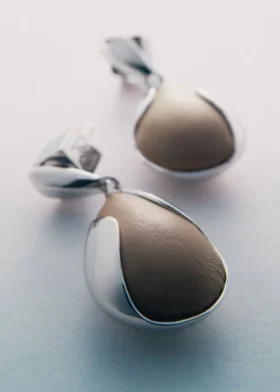 Boucles d’oreilles Ormé, édition argent rhodié avec cuir taupe