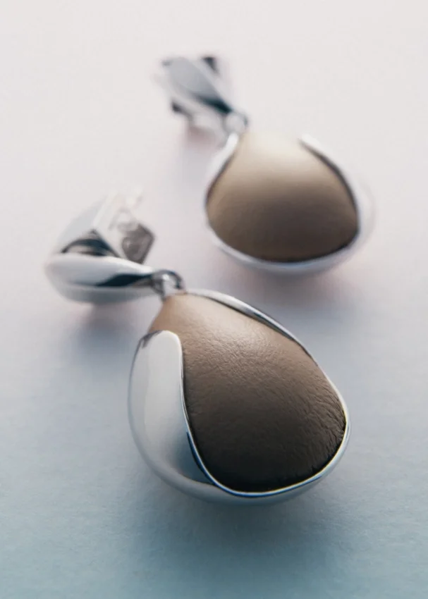 Boucles d’oreilles Ormé, édition argent rhodié avec cuir taupe