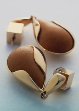 Boucles d’oreilles Ormé, édition plaquée or avec cuir camel
