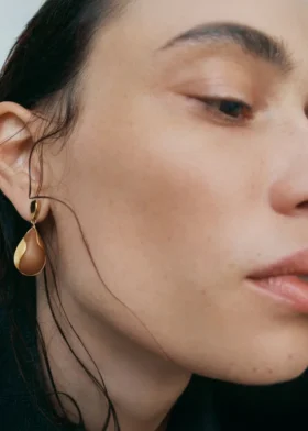 Boucles d’oreilles Ormé, édition plaquée or avec cuir camel