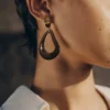 Boucles d’oreilles pendantes Naé, édition en verre fumé