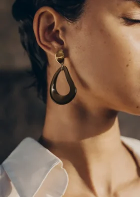 Boucles d’oreilles pendantes Naé, édition en verre fumé