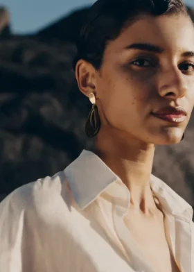 Boucles d’oreilles pendantes Naé, édition en verre fumé