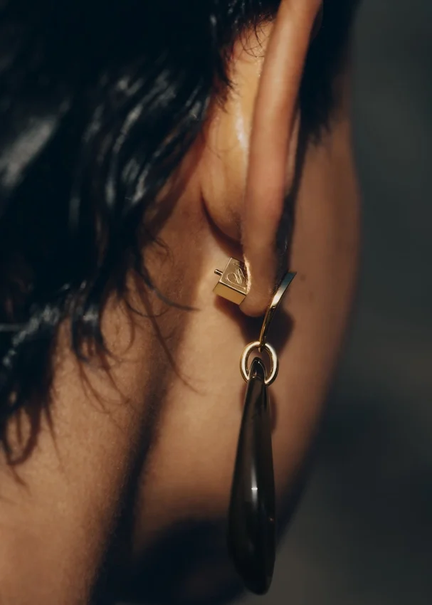 Boucles d’oreilles pendantes Naé, édition en verre fumé