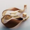 Boucles d’oreilles pendantes Ormé, édition plaquée or avec cuir camel