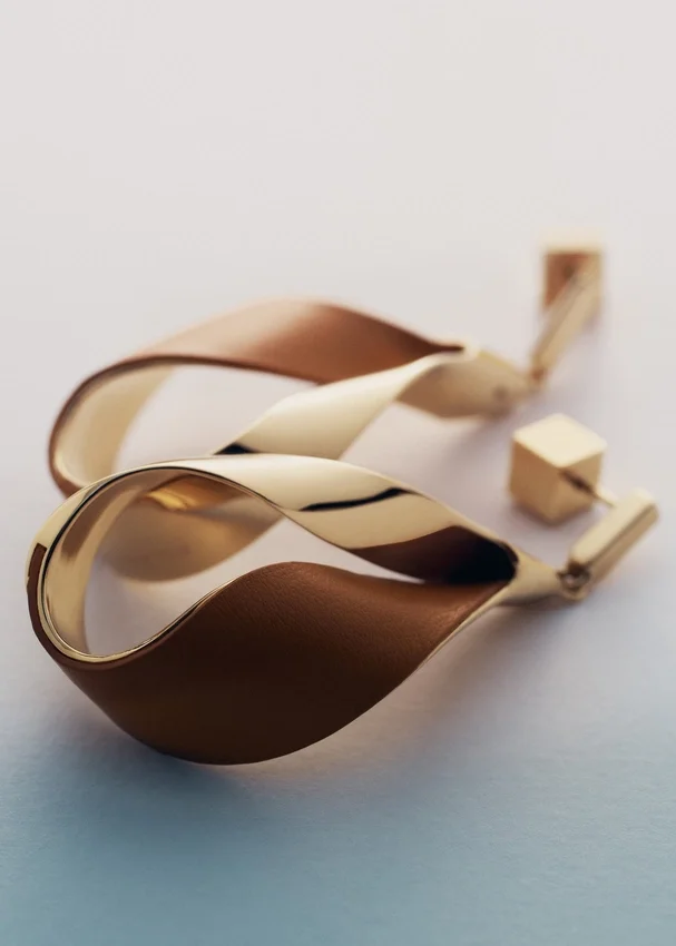 Boucles d’oreilles pendantes Ormé, édition plaquée or avec cuir camel