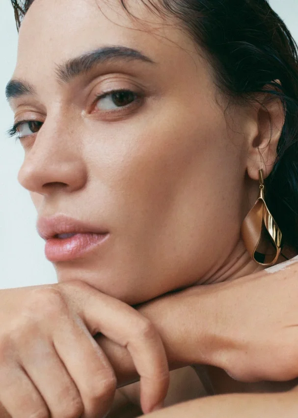 Boucles d’oreilles pendantes Ormé, édition plaquée or avec cuir camel