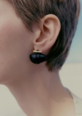 Clous d’oreilles Téré, édition marbre noir