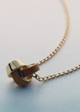 Collier Ormé, édition plaquée or avec cuir camel