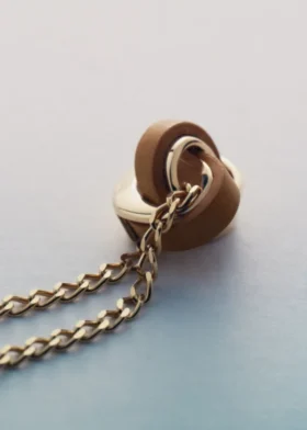 Collier Ormé, édition plaquée or avec cuir camel