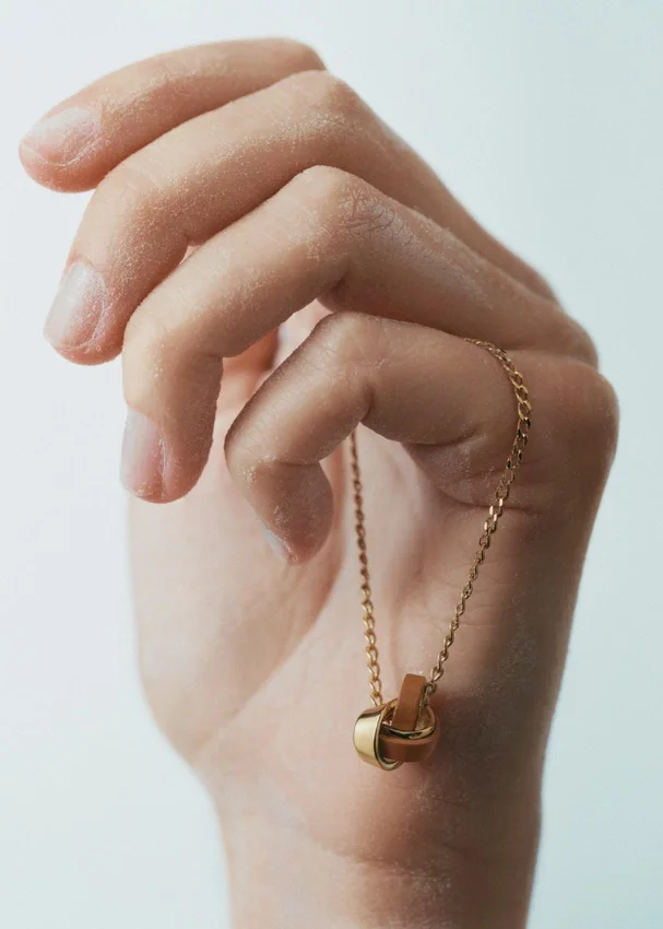 Collier Ormé, édition plaquée or avec cuir camel