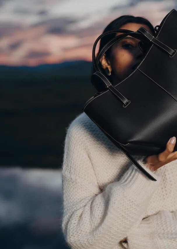 Cyme Mini Edition noir texturé avec surpiqûres écru