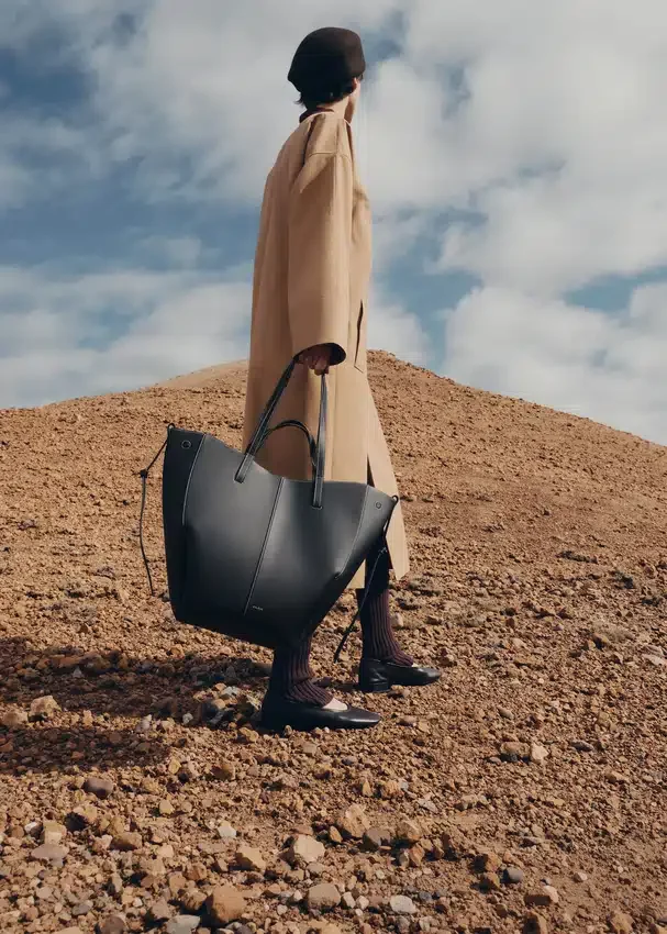 Cyme Tote Edition noir texturé avec surpiqûres écru