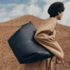 Cyme Tote Edition noir texturé avec surpiqûres écru