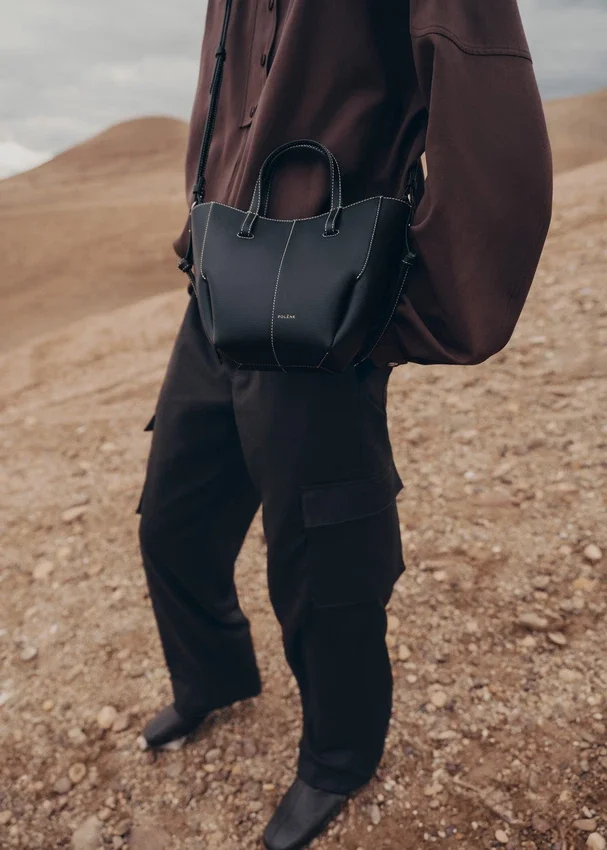 Cyme Tote Nano Edition noir texturé avec surpiqûres écru