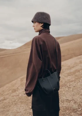 Cyme Tote Nano Edition noir texturé avec surpiqûres écru