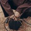 Cyme Tote Nano Edition noir texturé avec surpiqûres écru