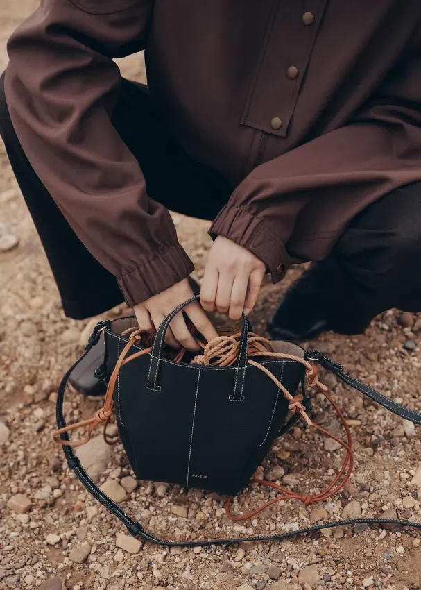 Cyme Tote Nano Edition noir texturé avec surpiqûres écru