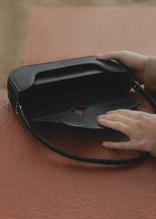 Édition Osmo Noir lisse avec surpiqûres écru