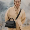 Mokki Edition Noir texturé avec surpiqûres écru