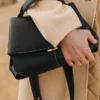 Mokki Edition Noir texturé avec surpiqûres écru