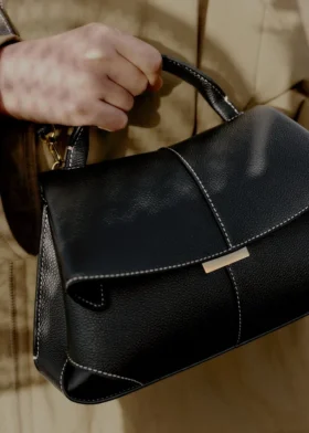 Mokki Mini Edition noir texturé avec surpiqûres écru