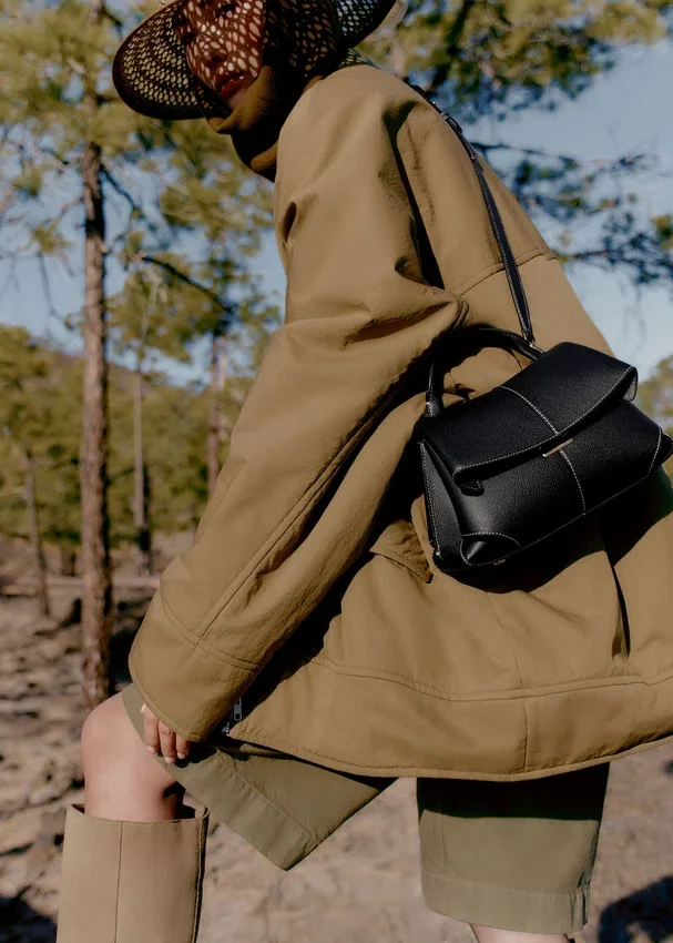 Mokki Mini Edition noir texturé avec surpiqûres écru