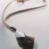 Pendentif Ormé, édition argent en laiton plaqué rhodium avec cuir taupe