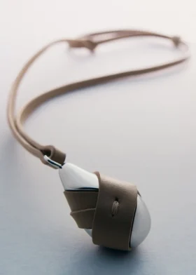 Pendentif Ormé, édition argent en laiton plaqué rhodium avec cuir taupe