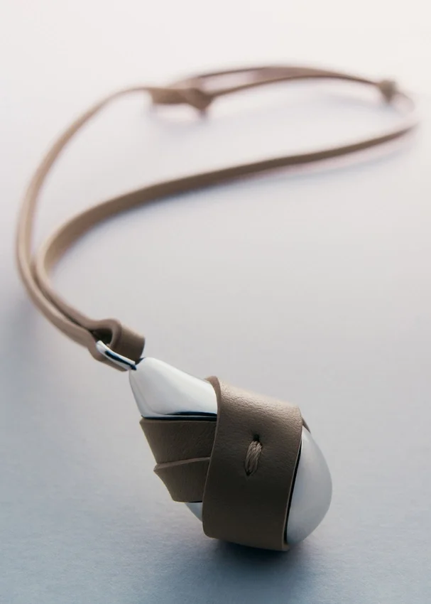 Pendentif Ormé, édition argent en laiton plaqué rhodium avec cuir taupe