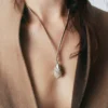 Pendentif Ormé, édition argent en laiton plaqué rhodium avec cuir taupe