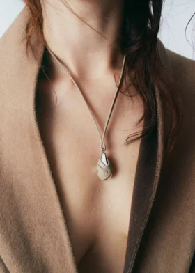 Pendentif Ormé, édition argent en laiton plaqué rhodium avec cuir taupe