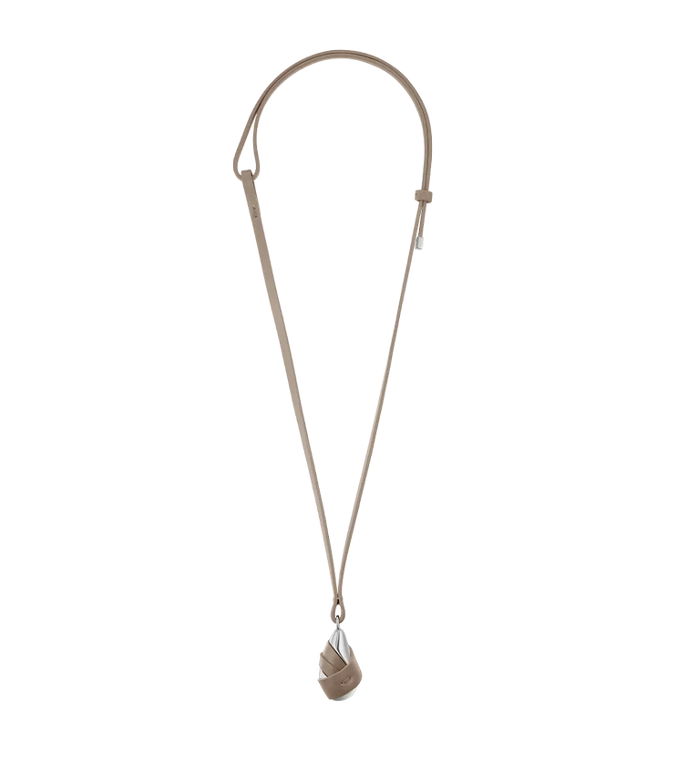 Pendentif Ormé, édition argent en laiton plaqué rhodium avec cuir taupe