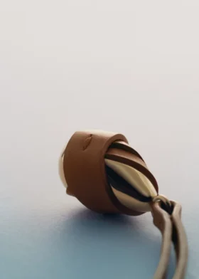 Pendentif Ormé Edition plaqué or avec cuir camel